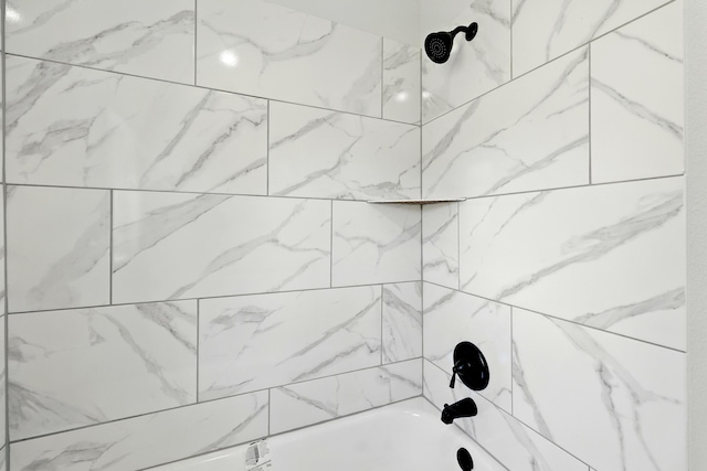 5614 Northridge Dr, Houston, TX 77033 - detailed view of bathtub / shower combination