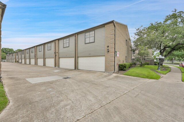 9850 Pagewood Ln Unit 1208, Houston, TX 77042 - view of garage
