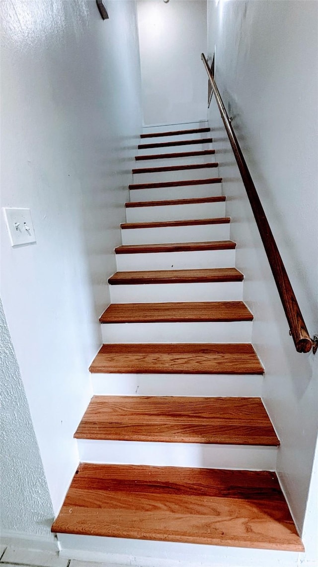 14406 Roundstone Ln, Houston, TX 77015 - view of stairway