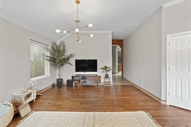 3522 Plymouth Pointe Ln, Missouri City, TX 77459 - living room featuring arched walkways, wood finished floors, a chandelier, ornamental molding, and vaulted ceiling