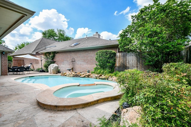 13702 Senca Park Dr, Houston, TX 77077 - view of swimming pool featuring a fenced backyard, a patio area, and an in-ground hot tub