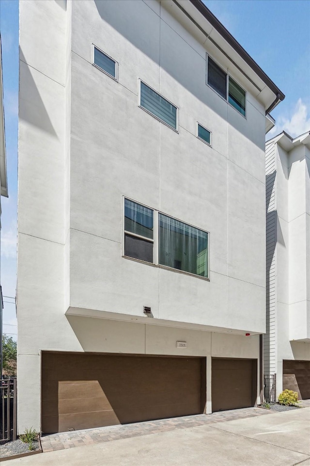 1505 Missouri St, Houston, TX 77006 - view of property featuring an attached garage