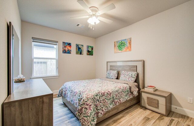 10014 Knollwood Ln, Missouri City, TX 77459 - bedroom featuring baseboards, light wood-style flooring, and ceiling fan