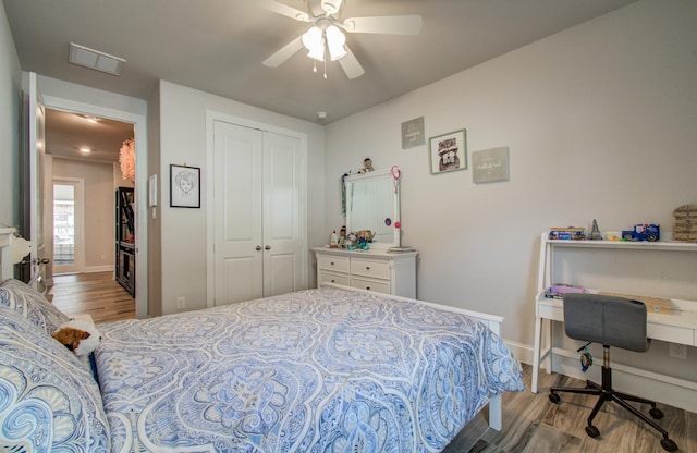 10014 Knollwood Ln, Missouri City, TX 77459 - bedroom with wood finished floors, a closet, baseboards, an office area, and ceiling fan