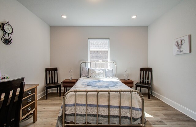 10014 Knollwood Ln, Missouri City, TX 77459 - bedroom featuring baseboards, light wood finished floors, and recessed lighting
