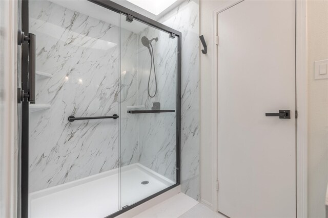 9850 Pagewood Ln Unit 909, Houston, TX 77042 - bathroom with a marble finish shower