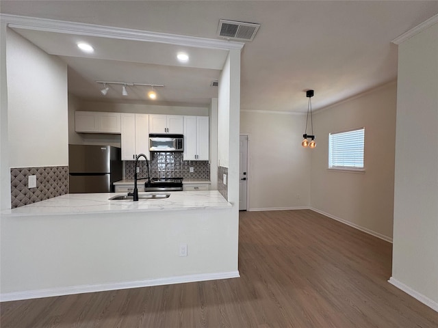 9850 Pagewood Ln Unit 909, Houston, TX 77042 - kitchen with appliances with stainless steel finishes, a sink, a peninsula, backsplash, and wood finished floors