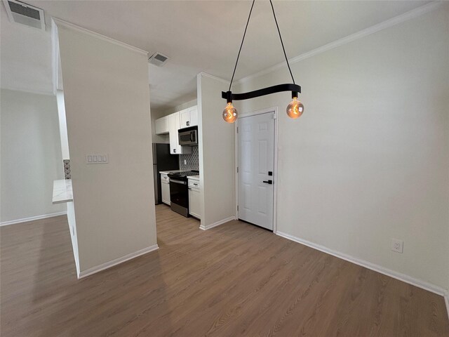 9850 Pagewood Ln Unit 909, Houston, TX 77042 - unfurnished dining area with wood finished floors, ornamental molding, and baseboards