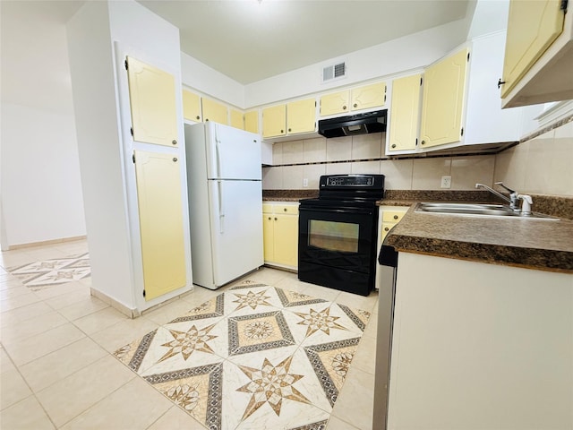 6405 Westward St Unit 96, Houston, TX 77081 - kitchen featuring black range with electric stovetop, freestanding refrigerator, under cabinet range hood, dark countertops, and a sink