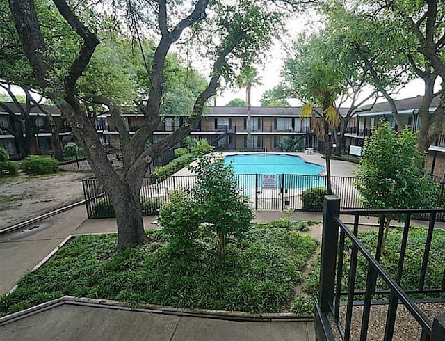 6405 Westward St Unit 96, Houston, TX 77081 - community pool with fence