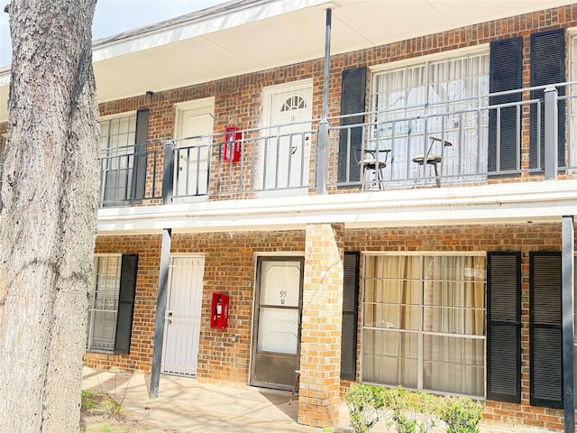 6405 Westward St Unit 96, Houston, TX 77081 - entrance to property with a balcony and brick siding