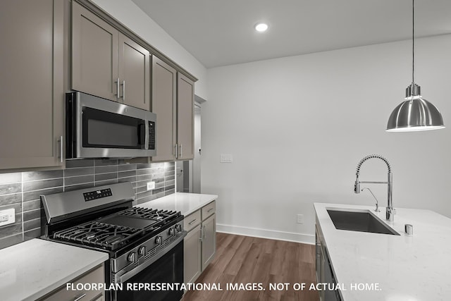 975 Oak Mist Ln, Magnolia, TX 77354 - kitchen featuring stainless steel appliances, a sink, gray cabinets, tasteful backsplash, and recessed lighting