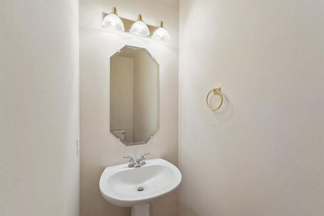 bathroom featuring a sink