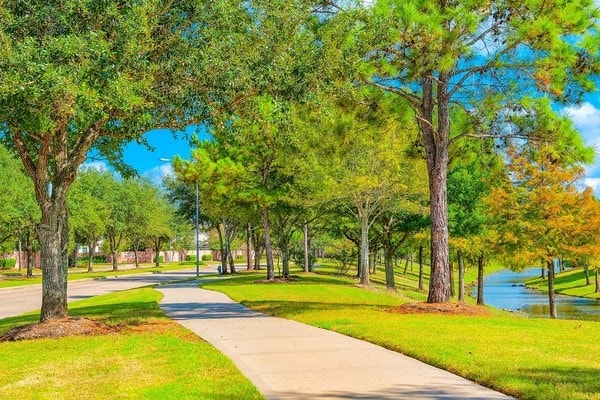 2804 Sable Creek Ln, Pearland, TX 77584 - surrounding community with a lawn and a water view