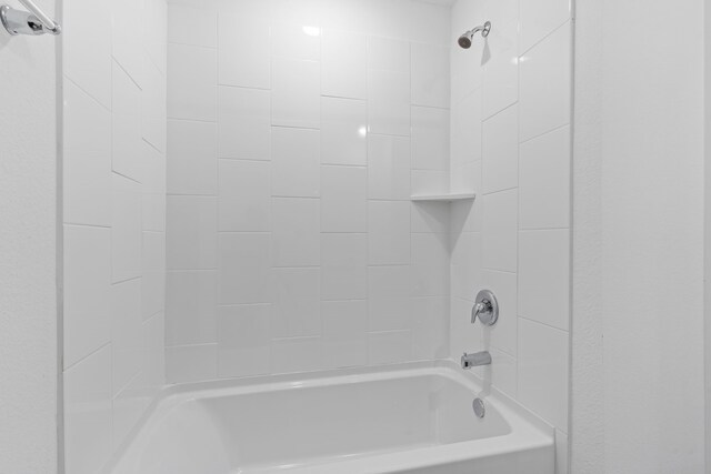 417 Amy St, Angleton, TX 77515 - full bath featuring shower / washtub combination