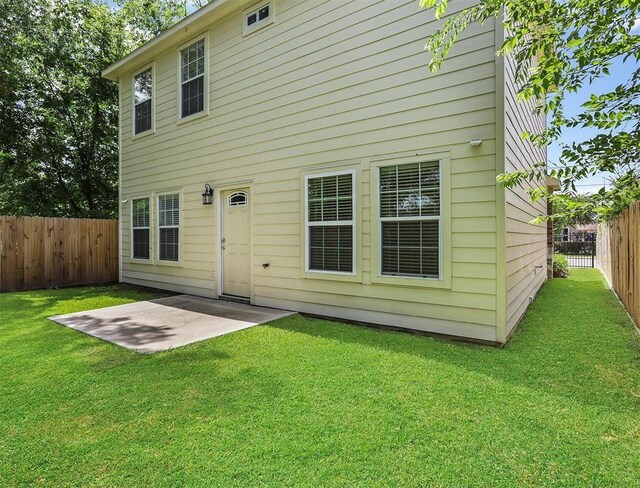 4915 Market St, Houston, TX 77020 - rear view of property with a patio area