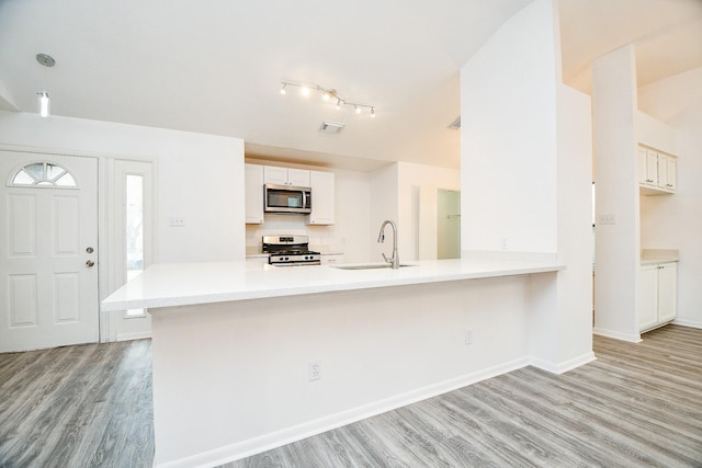 4618 Leicester Way, Missouri City, TX 77459 - kitchen with stainless steel appliances, a sink, light wood-type flooring, light countertops, and white cabinetry