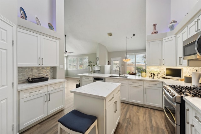 17150 Mountain Crest Dr, Spring, TX 77379 - kitchen featuring a sink, stainless steel appliances, a peninsula, backsplash, and ceiling fan