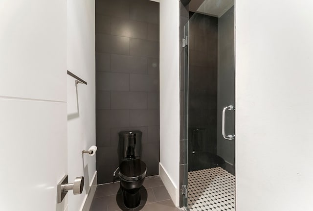 3214 W Benders Landing Blvd, Spring, TX 77386 - bathroom featuring a stall shower, toilet, tile patterned flooring, and baseboards