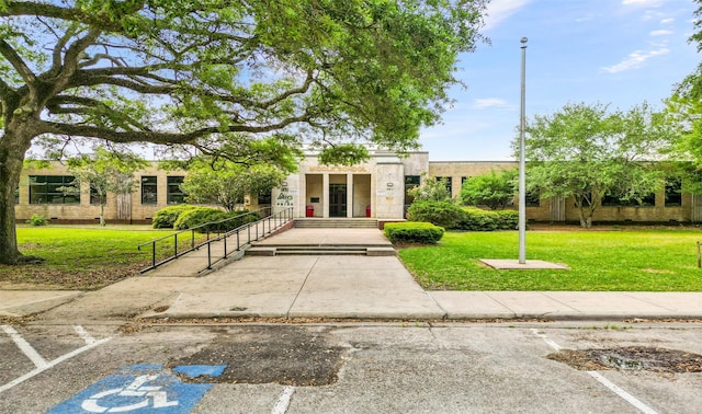 106 Kickapoo Dr, Anahuac, TX 77514 - view of front of house with a front lawn