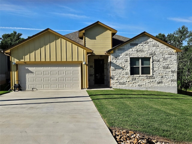 170 Nuuanu Ln, Bastrop, TX 78602 - view of front of property featuring board and batten siding, a garage, a front yard, and driveway