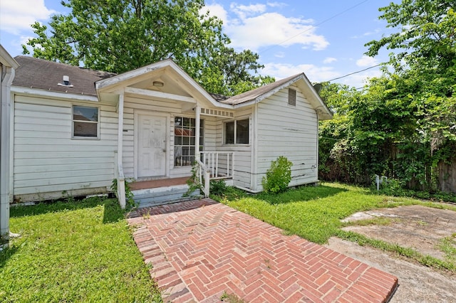 1922 Des Jardines St, Houston, TX 77023 - view of front facade with a front lawn and roof with shingles