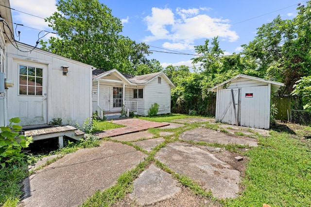 1922 Des Jardines St, Houston, TX 77023 - view of yard with an outdoor structure, a shed, and fence
