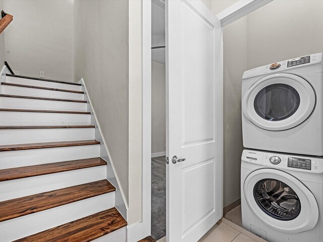 110 N Hutcheson St, Houston, TX 77003 - laundry area featuring stacked washing machine and dryer and baseboards