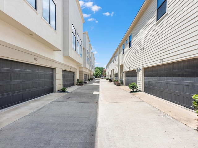110 N Hutcheson St, Houston, TX 77003 - view of concrete alley
