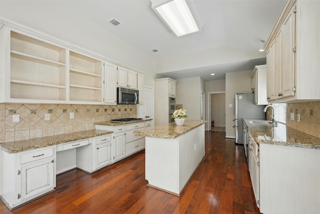 4027 Austin Meadow Dr, Sugar Land, TX 77479 - kitchen featuring stainless steel appliances, a sink, a center island, tasteful backsplash, and vaulted ceiling