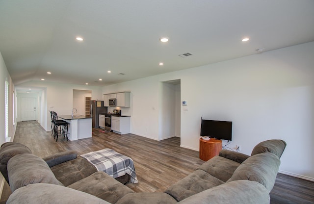 living area featuring dark wood-type flooring, recessed lighting, and baseboards
