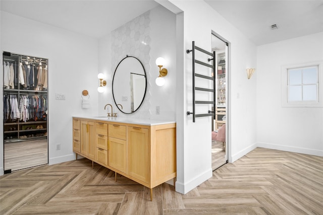 853 Rocky River Rd, Houston, TX 77056 - full bath featuring vanity, baseboards, and a spacious closet