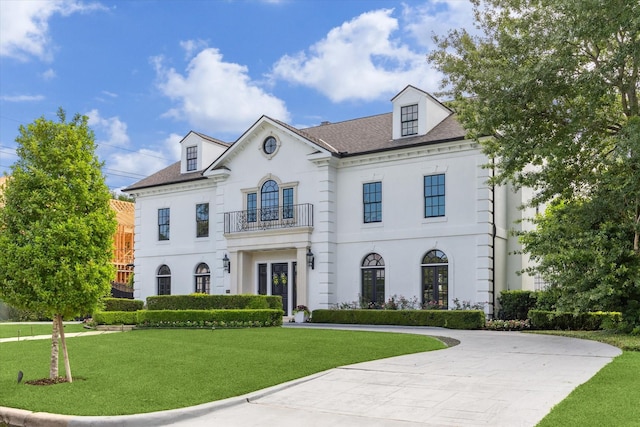 853 Rocky River Rd, Houston, TX 77056 - colonial house with a balcony, a front lawn, stucco siding, and curved driveway