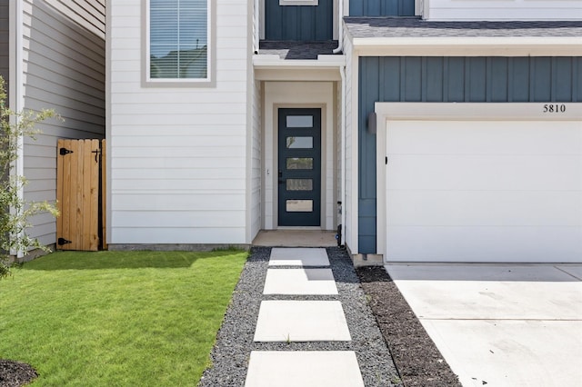 5814 Highland Sky Ln, Houston, TX 77091 - entrance to property featuring board and batten siding, a yard, and driveway