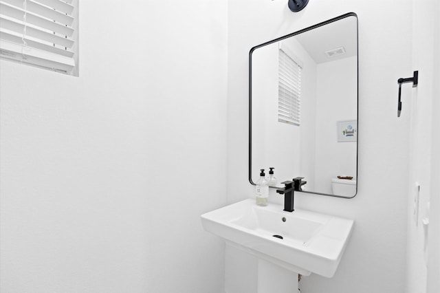 5814 Highland Sky Ln, Houston, TX 77091 - bathroom featuring a sink