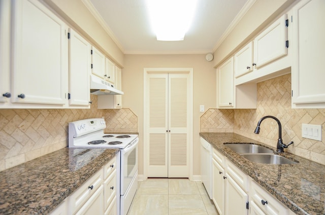 4639 Wild Indigo St Unit 459, Houston, TX 77027 - kitchen featuring white appliances, under cabinet range hood, a sink, ornamental molding, and dark stone countertops
