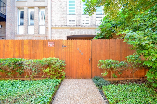 4639 Wild Indigo St Unit 459, Houston, TX 77027 - view of fenced yard
