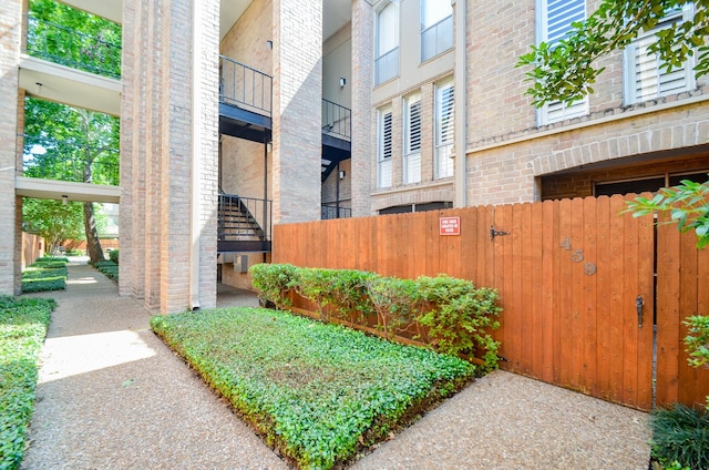 4639 Wild Indigo St Unit 459, Houston, TX 77027 - surrounding community featuring fence