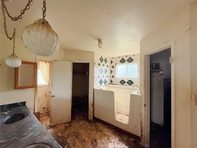 40736 Jozwiak Ln, Hempstead, TX 77445 - laundry area featuring washing machine and dryer and a textured ceiling