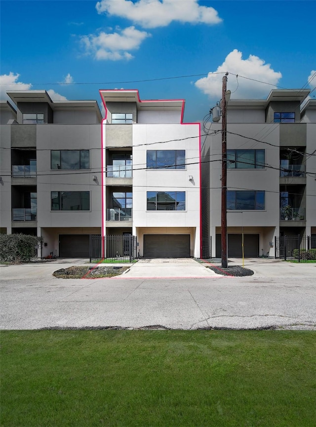 view of apartment building / complex with driveway