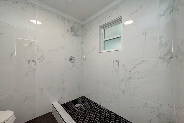 full bathroom with tiled shower, crown molding, and toilet