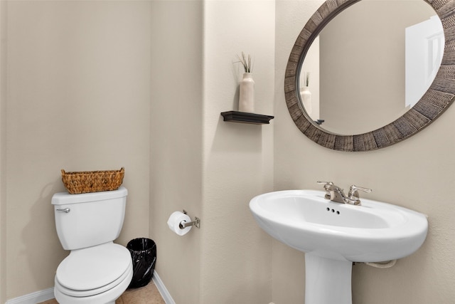 13607 Summer Hill Dr, Montgomery, TX 77356 - bathroom with toilet, a sink, and baseboards