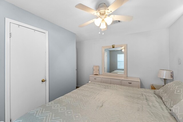 518 Marine Way, Freeport, TX 77541 - bedroom with ceiling fan