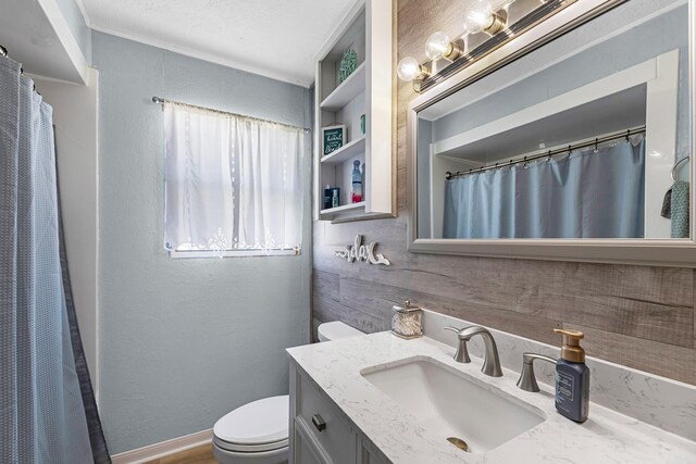 518 Marine Way, Freeport, TX 77541 - full bath featuring toilet, vanity, crown molding, a textured wall, and curtained shower