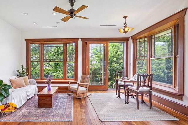 605 Sue St, Houston, TX 77009 - sunroom with plenty of natural light