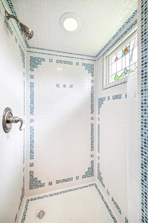 605 Sue St, Houston, TX 77009 - bathroom with tiled shower