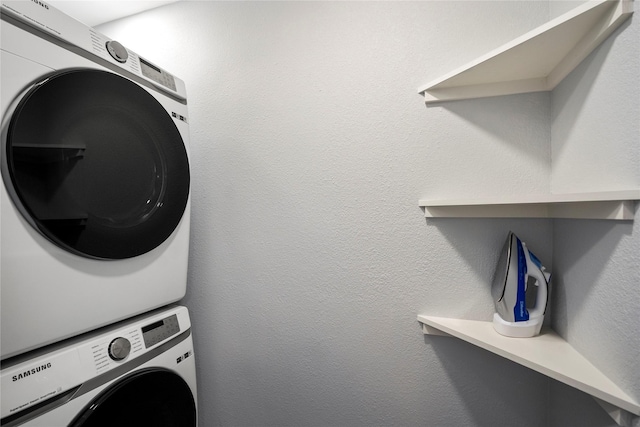 3814 Seabrook St, Houston, TX 77021 - washroom featuring stacked washing machine and dryer