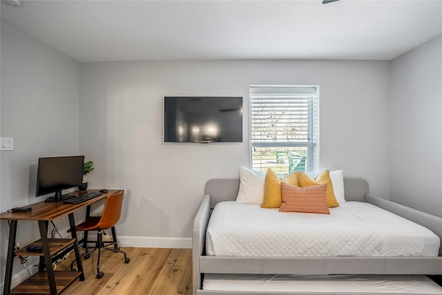 3814 Seabrook St, Houston, TX 77021 - bedroom featuring light wood-style floors, baseboards, and a desk