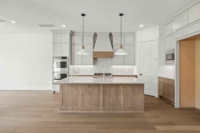 1827 Chantilly Ln, Houston, TX 77018 - kitchen with premium range hood, tasteful backsplash, stainless steel appliances, light wood-style floors, and recessed lighting