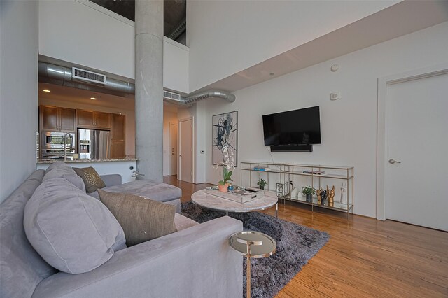 5005 Hidalgo St Unit 410, Houston, TX 77056 - living area featuring wood finished floors and a towering ceiling